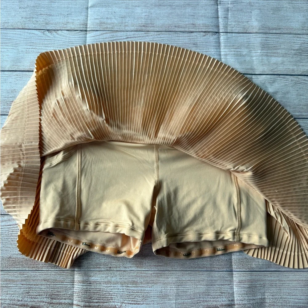 Lululemon Athletica Beige Pleated Mini Skirt - Picture 3 of 4
